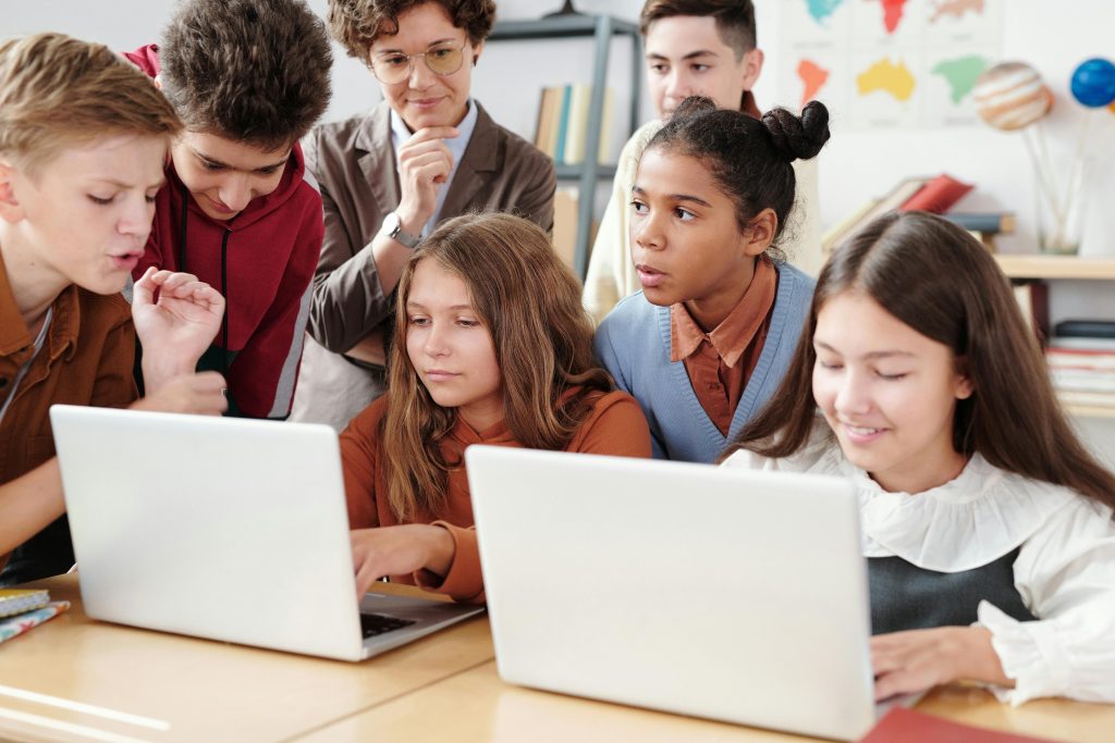 En gruppe unge studerende, der studerer med bærbare computere.